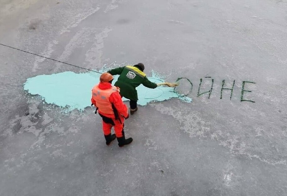 Война с Россией - в Петербурге закрасили надпись нет войне на льду - фото  - фото 1