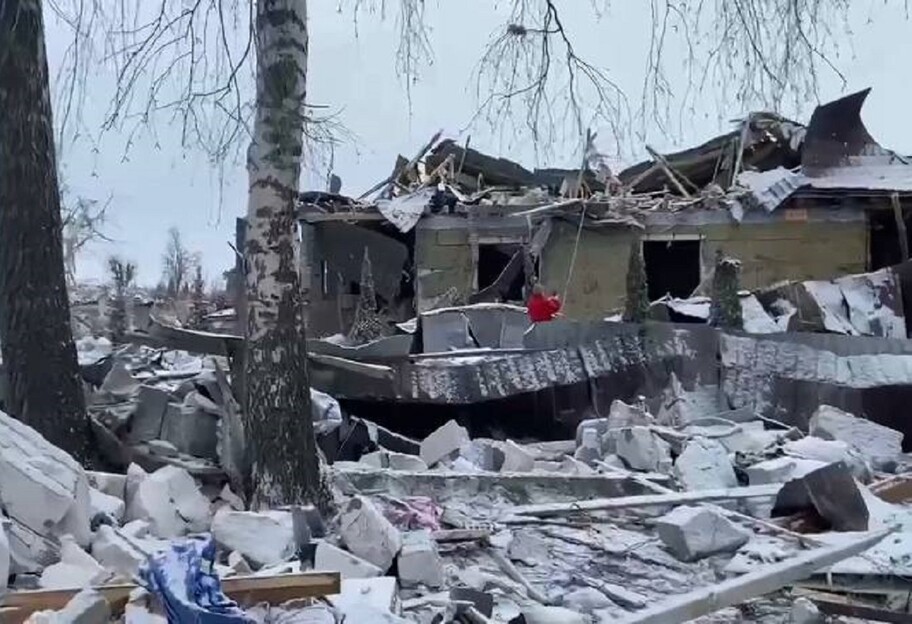 У Сумах 7 березня завдали авіаудар - зруйновано приватні будинки, 9 загиблих - відео - фото 1