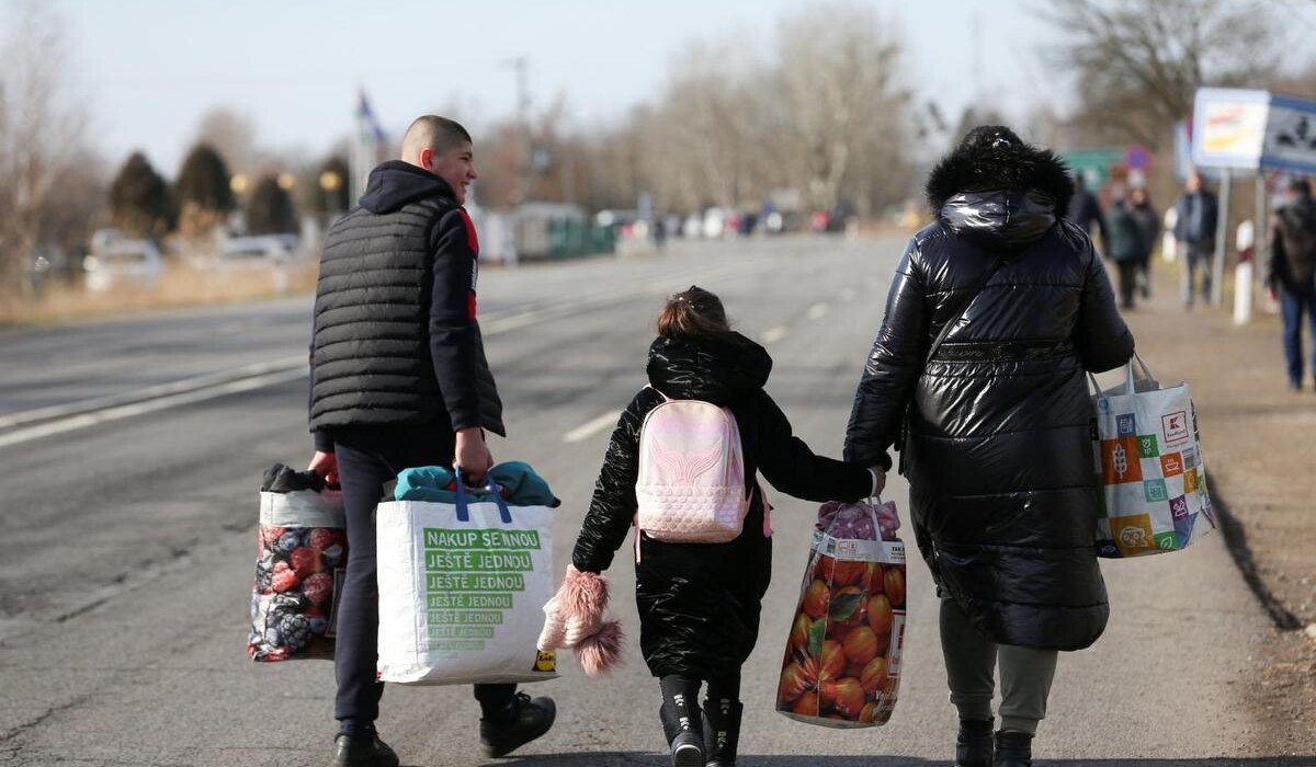 Де українським біженцям шукати допомогу за кордоном: перелік організацій фото