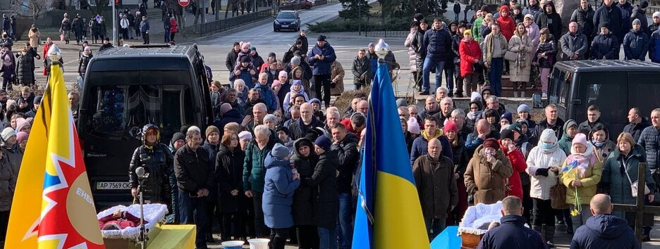 В Энергодаре сотни горожан провели в последний путь погибших защитников (фото) 