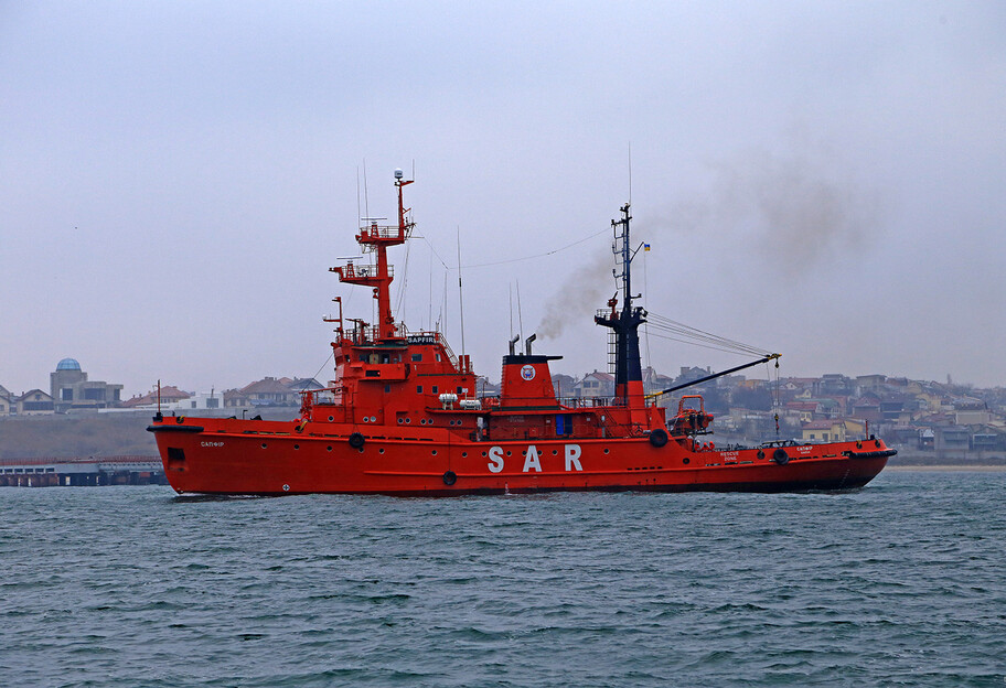 Война в Украине 2022 - Россия ведет захваченное судно Сапфир в Севастополь - фото 1