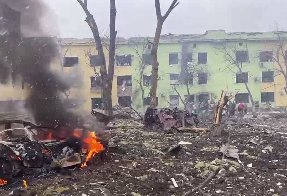 Обстріл Маріуполя 9 березня - Росія скинула авіабомбу на пологовий будинок та дитячу лікарню - фото 1