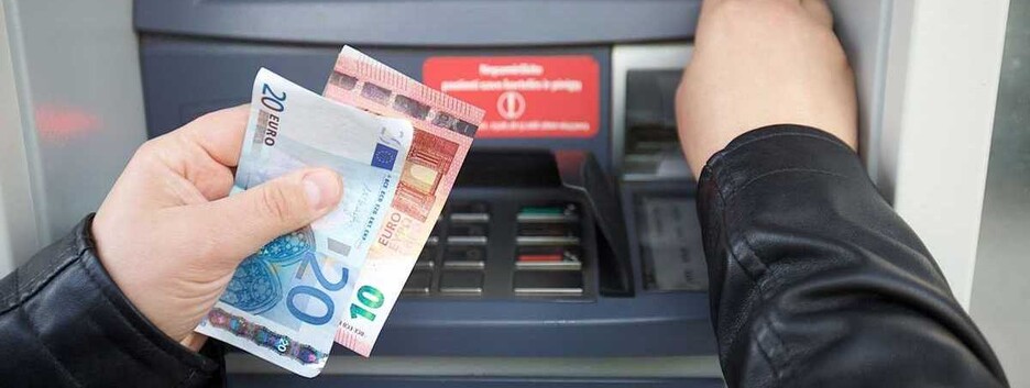 Що робити з грошима, якщо їдете за кордон у період війни