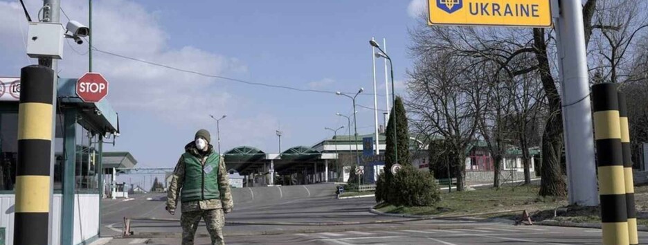 Есть два способа: как военнообязанные могут легально пересекать границу для перевозки помощи