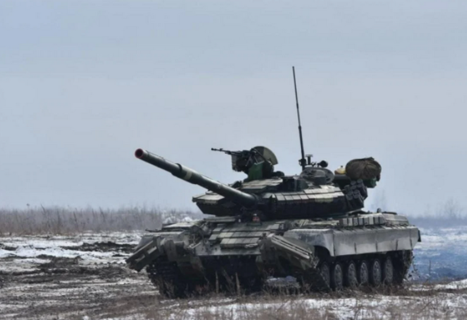 Російський танк переїхав автомобіль з цивільними - загинула дитина - фото 1