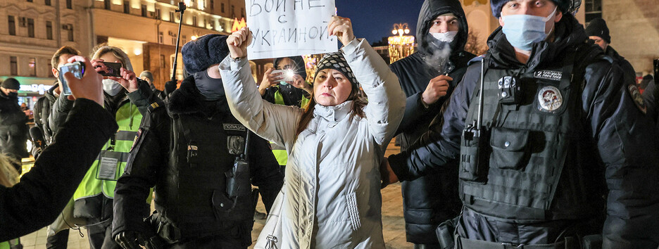 В Москве задержали протестующую против войны, а через несколько минут и поддерживающую вторжение (видео)