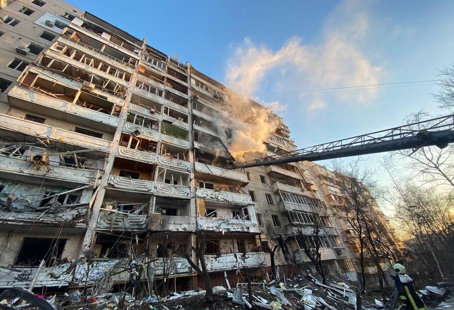 В Киеве на рассвете снаряд попал в многоэтажку и частный дом – фото - фото 1