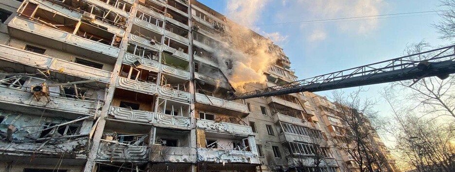 Ночь в Киеве: снаряд попал в 10-этажное здание и частный дом (фото)