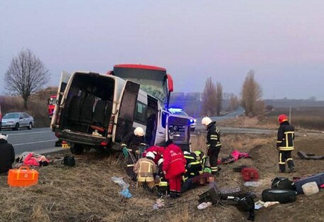 В Хмельницкой области автобус с беженцами попал в ДТП: семеро погибших (фото) 