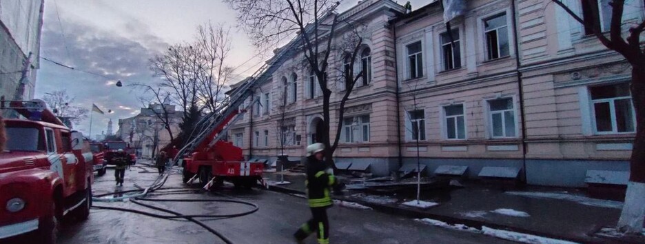 Спасатели выезжали 34 раза: в Харькове после обстрелов возник масштабный пожар, есть жертвы (фото)