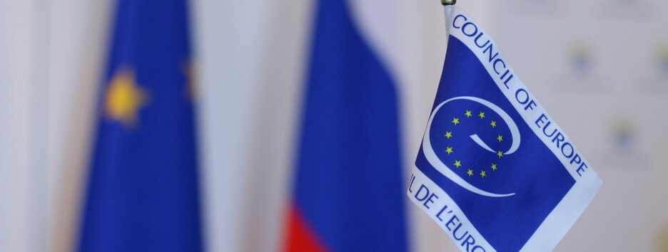 Росія виключена з Ради Європи – з Алеї прапорів зняли триколор (фото)