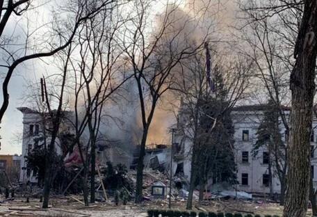 Удар по драмтеатру в Мариуполе: из-под завалов спасли 130 человек