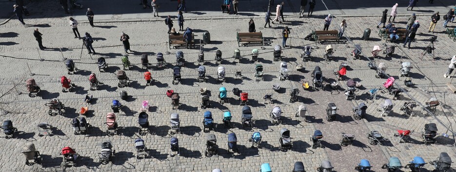 Фото дня: у Львові провели акцію зі 109 порожніми дитячими візками