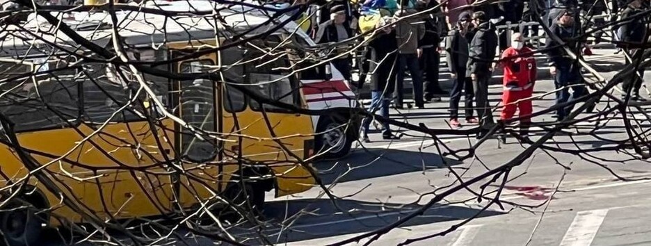 У Херсоні окупанти відкрили вогонь із автоматів по мітингувальникам: є поранені (відео)