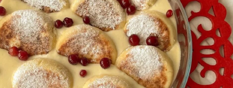 Королевский завтрак для всей семьи: запекаем сырники в сметанном соусе 