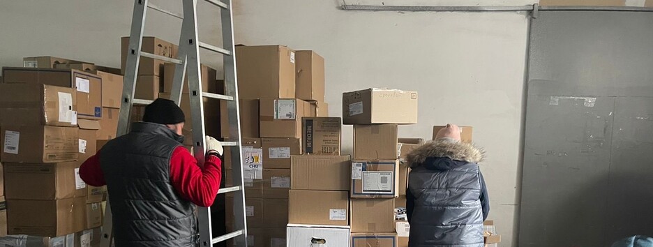 Франция передала Украине два грузовых автопоезда с медикаментами (фото)