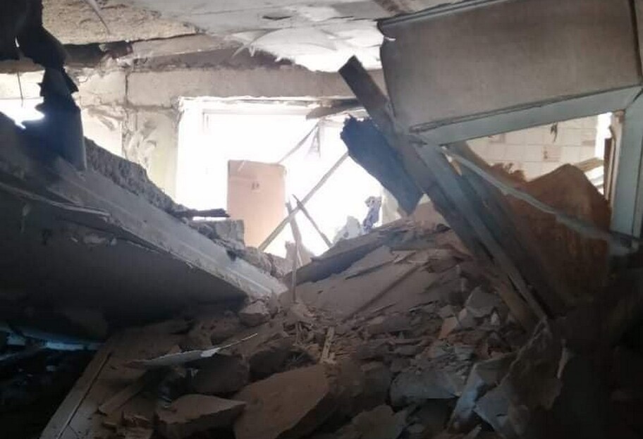 У Рубіжному Луганській області окупанти обстріляли багатоповерхівку - снаряд вибухнув і вбив двох дітей та одного дорослого - фото 1