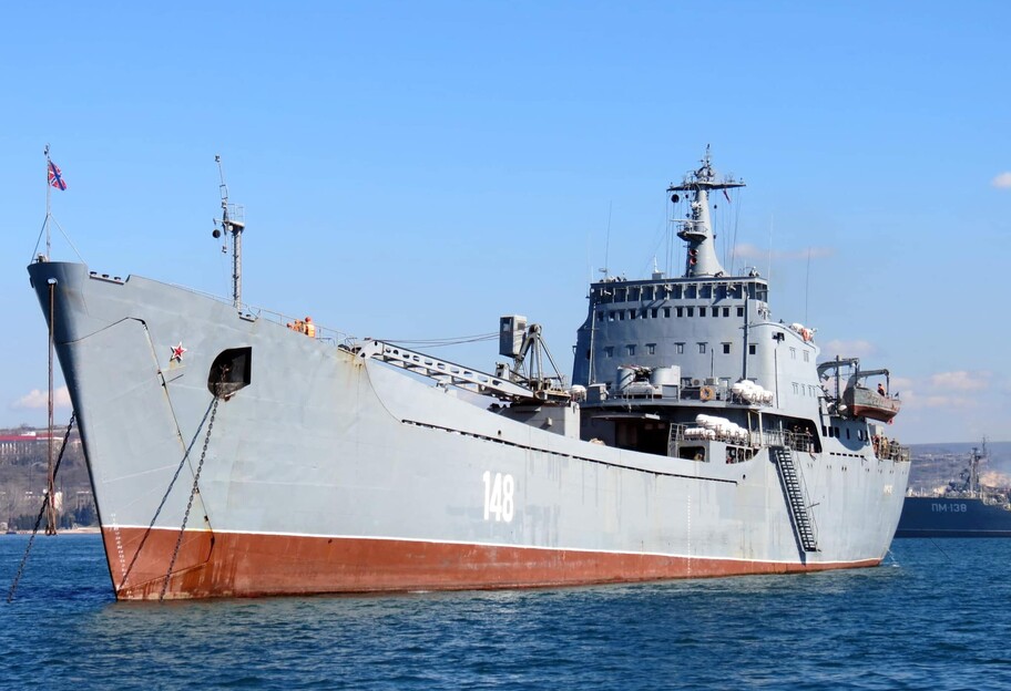 В Бердянске уничтожили российский десантный корабль Орск - фото 1