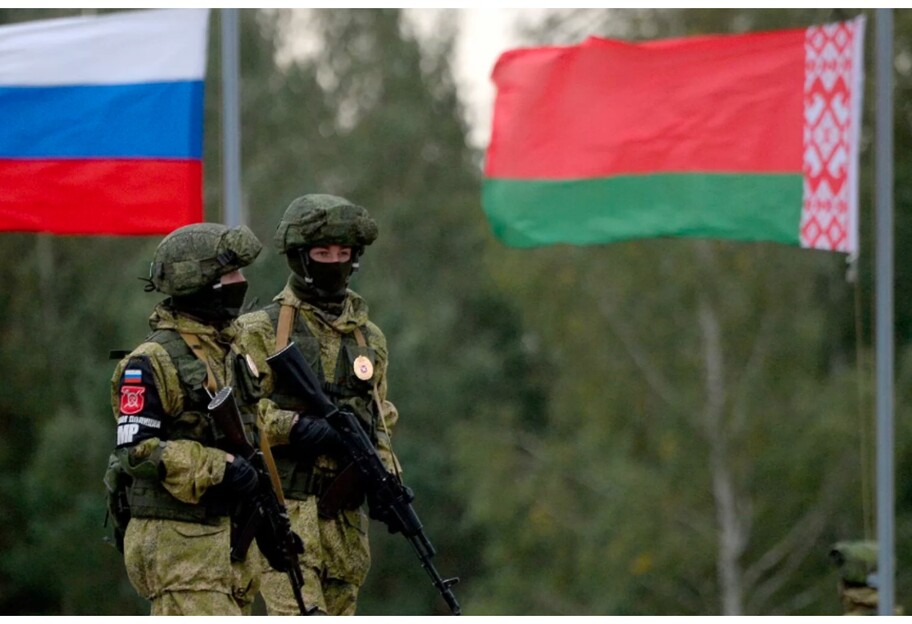 Белорусских военных российские спецслужбы зовут воевать в Украине за доллары и обучение в ВУЗах - фото 1