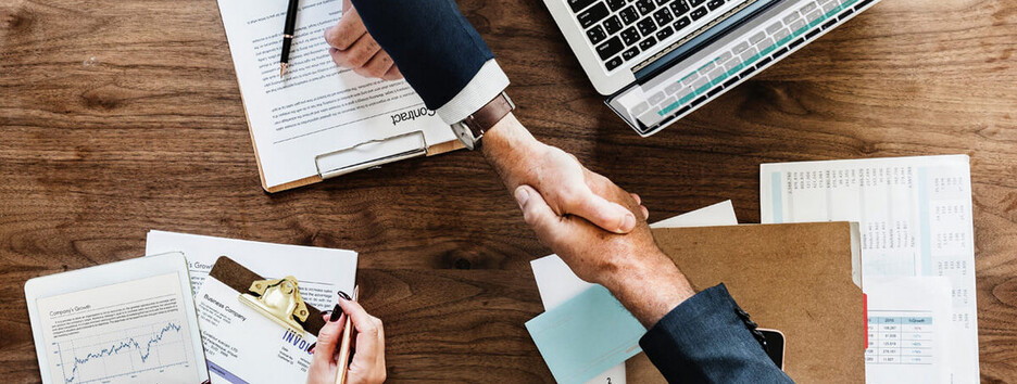 Збільшений робочий час та відпустка без зарплати: Зеленський підписав закон про трудові відносини у воєнний час