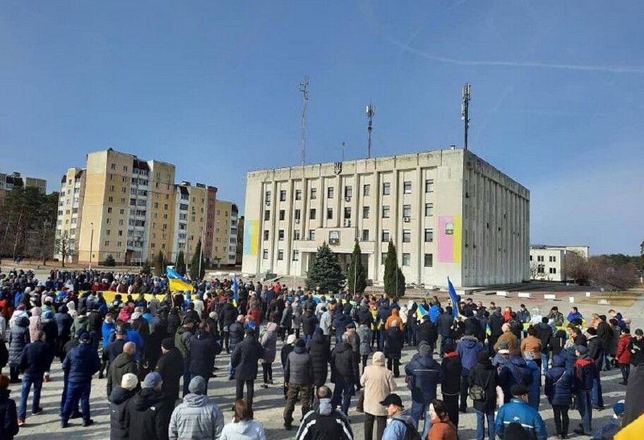 В Славутиче Киевской области похитили мэра Юрия Фомичева – люди протестуют - фото - фото 1