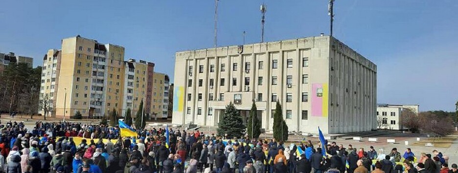 Российские оккупанты похитили мэра Славутича и пытаются разогнать мирный митинг
