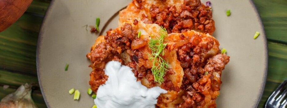 Страва з українською душею: рецепт запечених дерунів з фаршем від Євгена Клопотенка