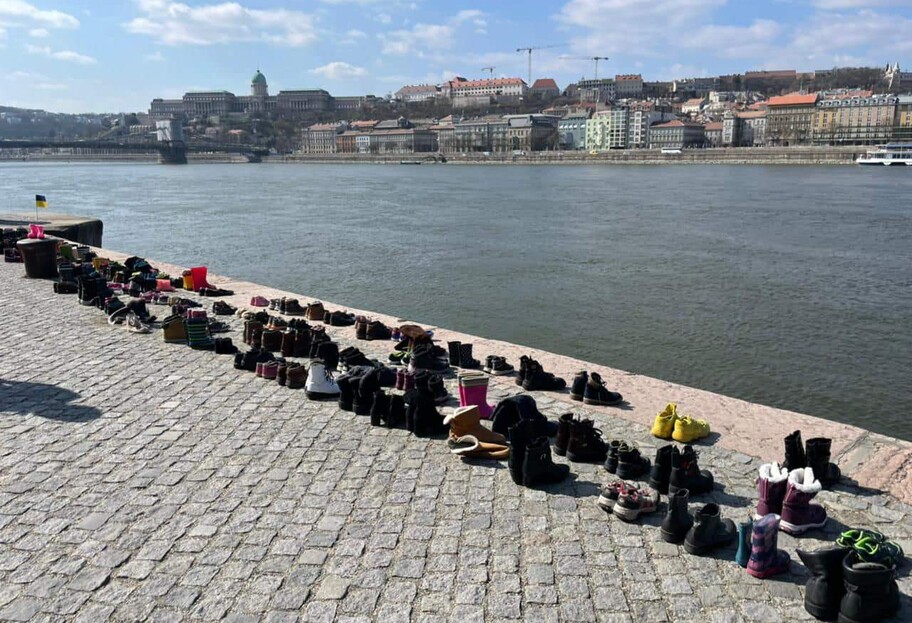 Обстрелы в Мариуполе - в странах ЕС почтили память погибших в драмтеатре горожан - фото 1