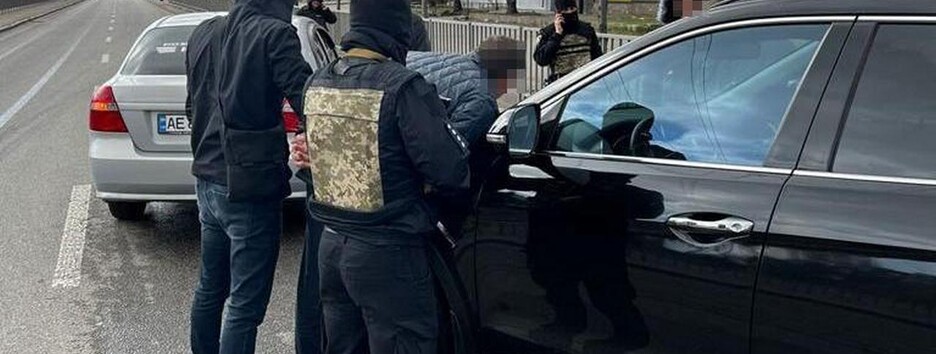 Автомати та набір гранат: у Дніпрі затримали чоловіка з арсеналом зброї у багажнику (фото)