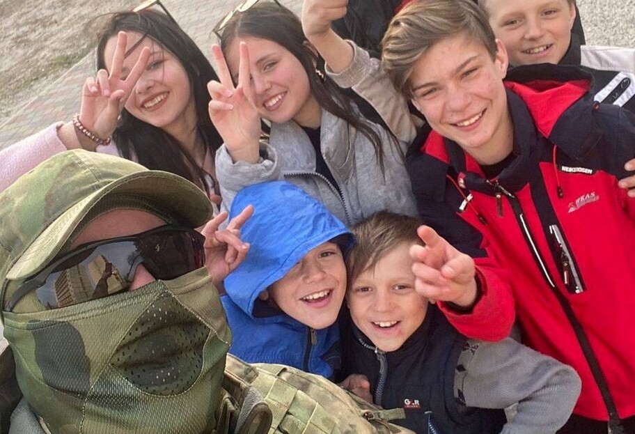 Солдаты РФ в Энергодаре делают постановочные пропагандистские фото с детьми, фото  - фото 1