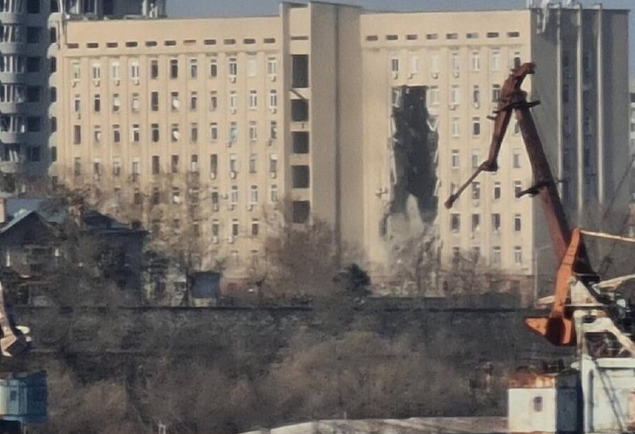 Здание Николаевской ОГА разрушили оккупанты – Виталий Ким рассказал, сколько человек под завалами - фото 1