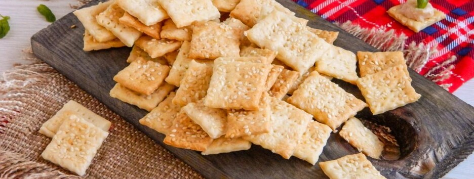 Похрустеть перед сном: рецепт экономных луковых крекеров 