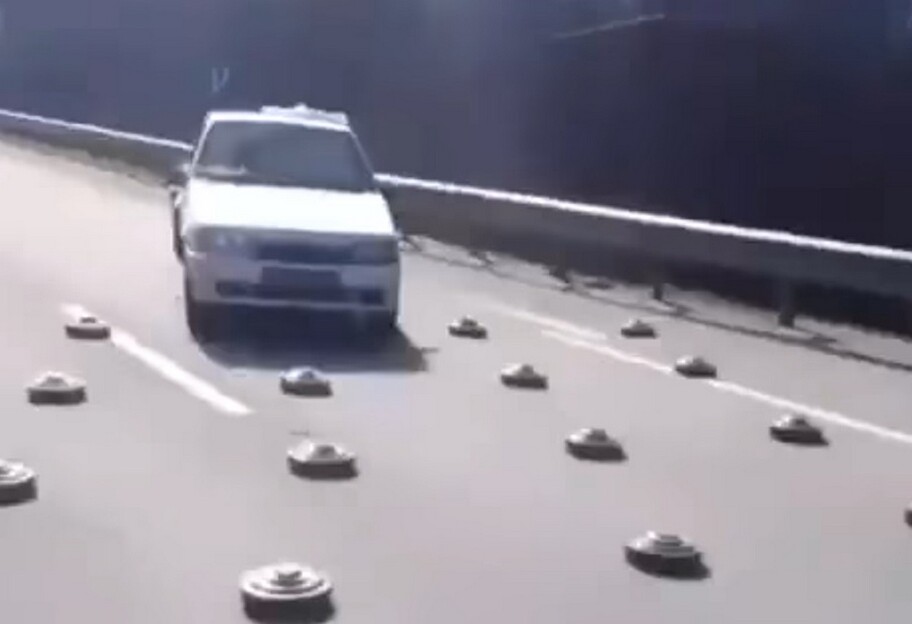 Дорога возле Бородянки заминирована - водители лихо объезжают мины, видео  - фото 1