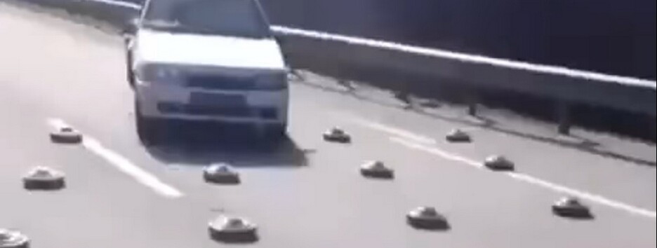 Лоскоче нерви: українські автомобілісти спритно об'їжджають міни, розставлені окупантами (відео)
