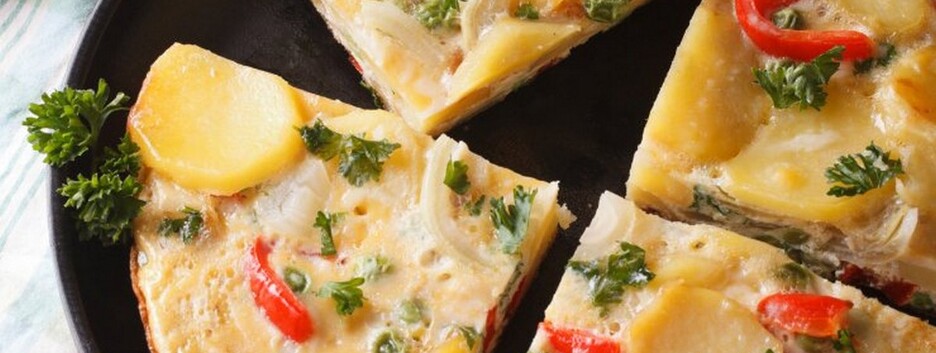 Идеально для завтрака: рецепт картофельной тортильи с овощами