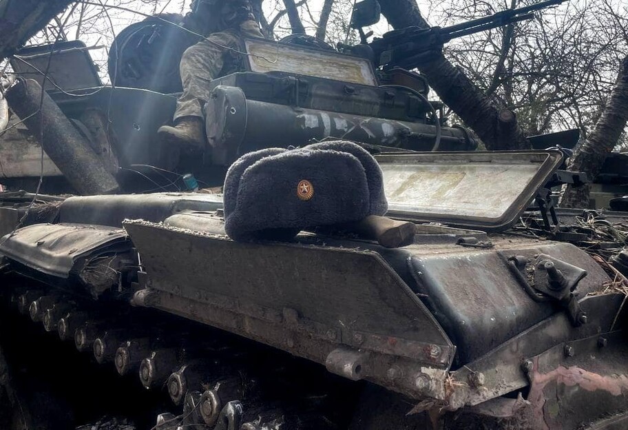 Потери России в Украине - убиты 18500 оккупантов и уничтожены 676 танков - фото 1