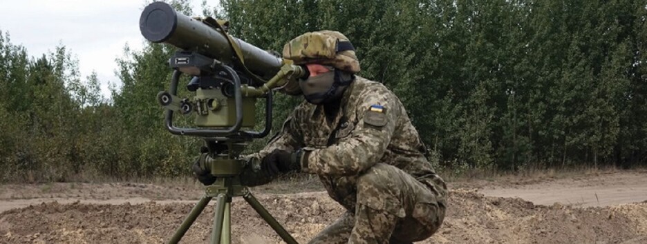 Появилось видео, как украинские защитники из ПТРК уничтожили вражеский вертолет 