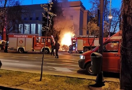В Румынии машина врезалась в посольство России и загорелась