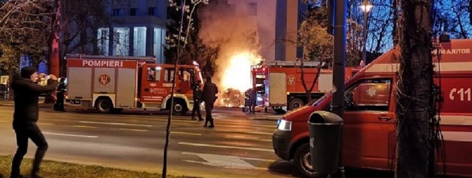 В Румынии машина врезалась в посольство России и загорелась