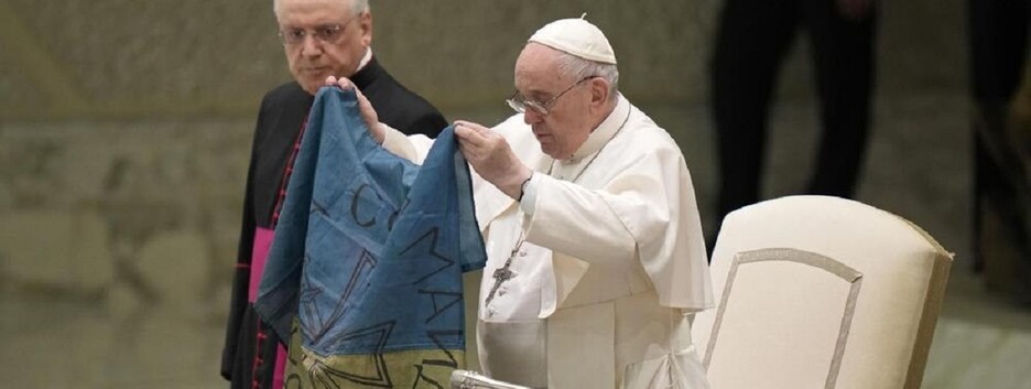 Прибув із багатостраждального міста: папа Римський розгорнув український прапор, привезений із Бучі (відео)