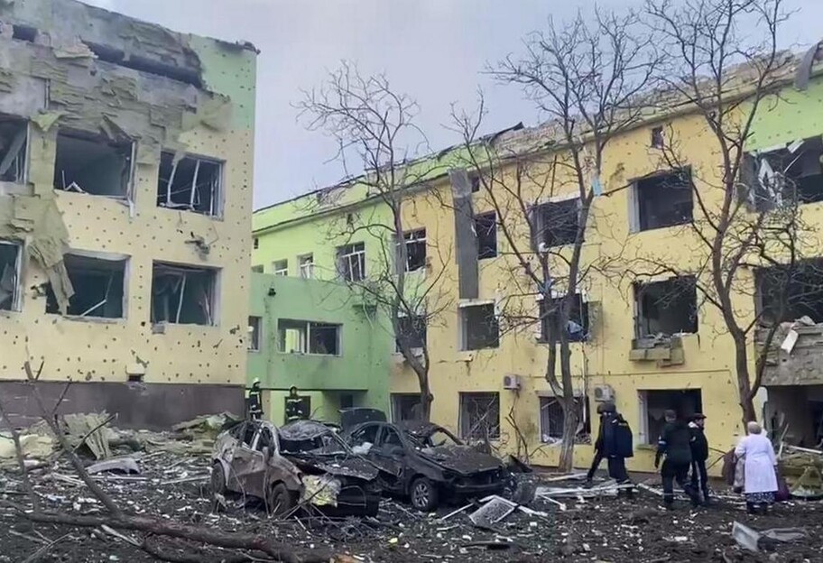 Обстрелы Мариуполя - в результате авиаудара РФ в больнице сгорели люди - фото 1