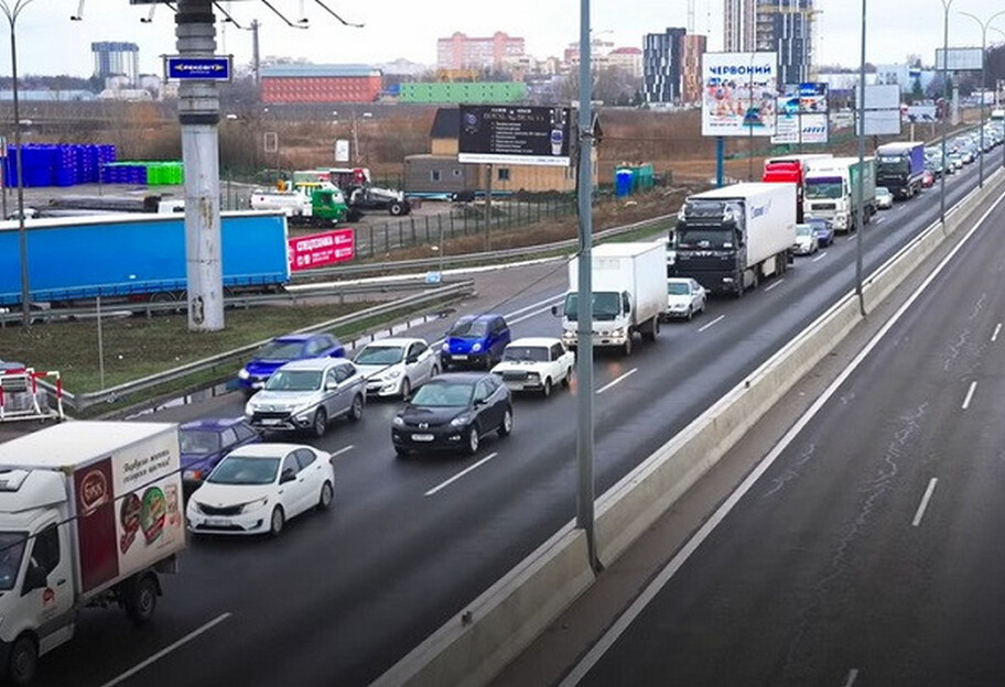 На въезде в Киев пробки – люди возвращаются домой, несмотря на предостережения властей – видео - фото 1