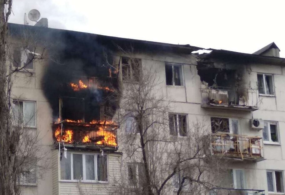 Обстрел Северодонецка 10 апреля - горит многоэтажка, разрушена школа  - фото 1