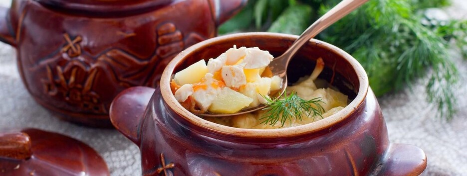 Нежная и сытная: курица с картофелем, запеченная в горшочке (видео)