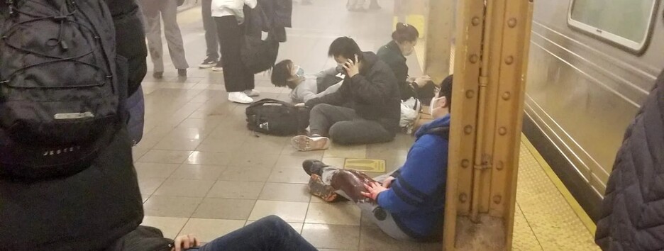 В метро Нью-Йорка произошла стрельба: ранены 13 человек, стрелок сбежал (фото, видео) 