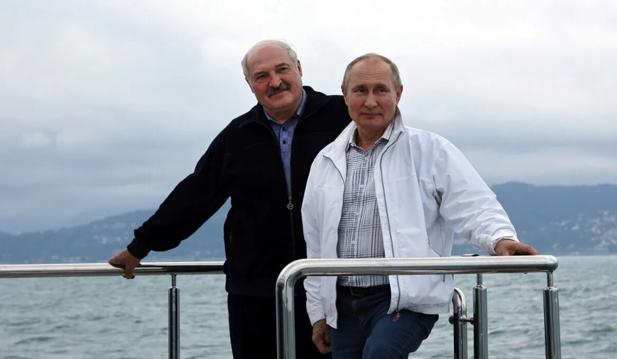 Танок таргана: Лукашенко за спиною у Путіна намагається наводити мости із Заходом