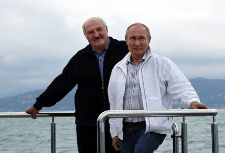Танец таракана: Лукашенко за спиной у Путина пытается наводить мосты с Западом