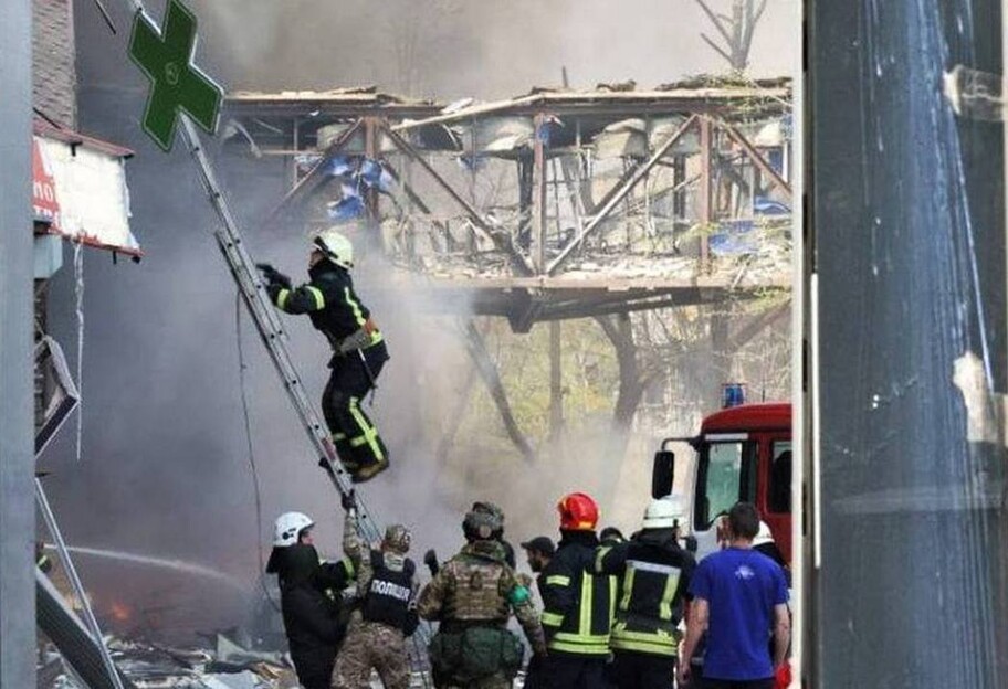Бомбежка Харькова 16 апреля - на рынке пострадали 18 человек  - фото 1