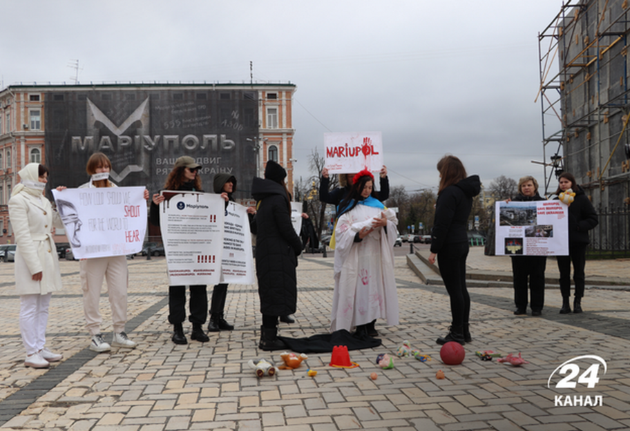 Киевляне вышли на акцию-перфоманс, чтобы поддержать Мариуполь - фото - фото 1