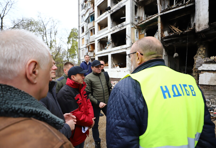 Обстріли Києва - комісія визначить, чи безпечні пошкоджені будинки - фото 1